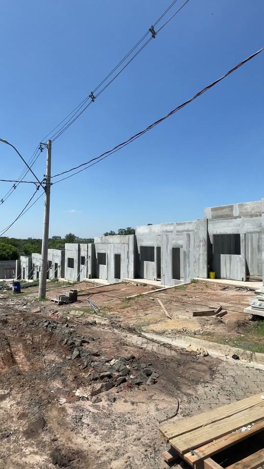 Fileira de casas do Ravena I com as paredes de concreto erguidas.
